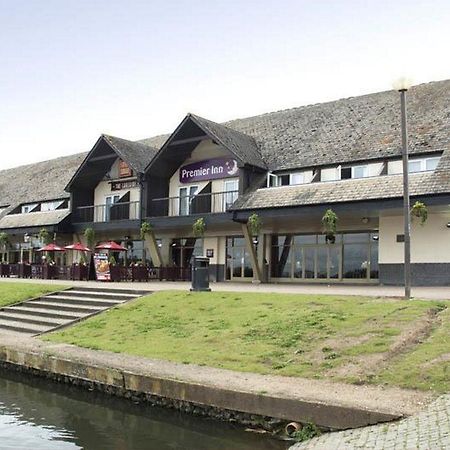 Premier Inn Milton Keynes East Willen Lake Exterior foto