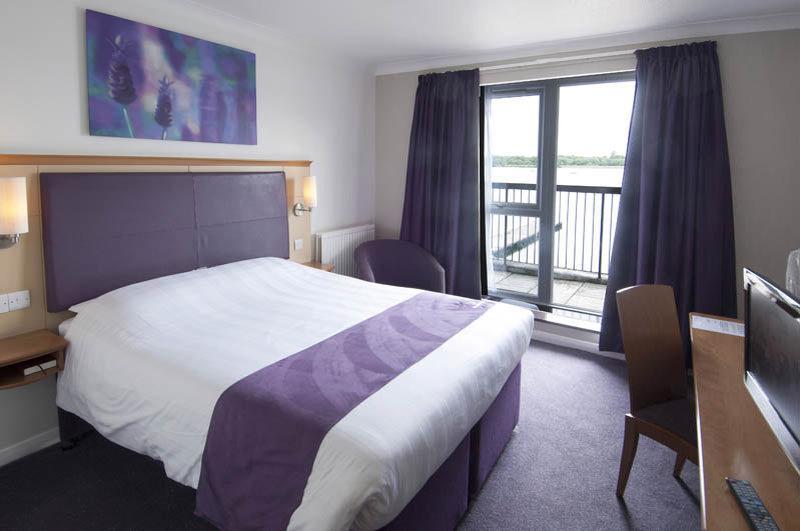 Premier Inn Milton Keynes East Willen Lake Exterior foto